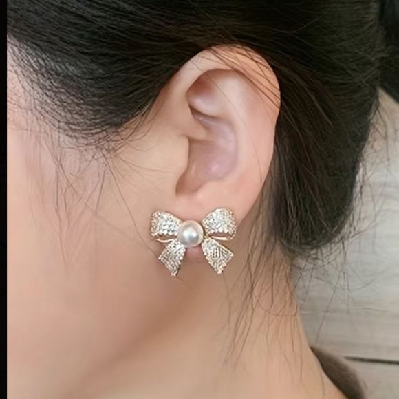 🎀 Elegant Sparkling Gold Tone Pearl Bowknot Earrings💖 - Picture 5 of 10